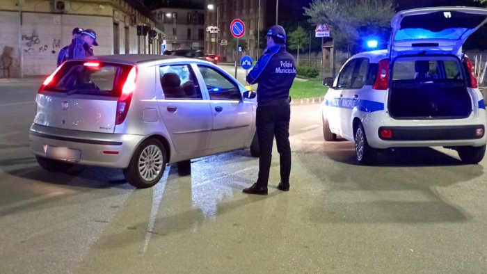 controlli notturni della polizia municipale di sarno posti di blocco in citta