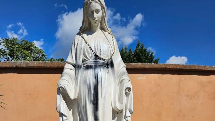 mani spezzate e croce nera sfregiata la statua della madonna