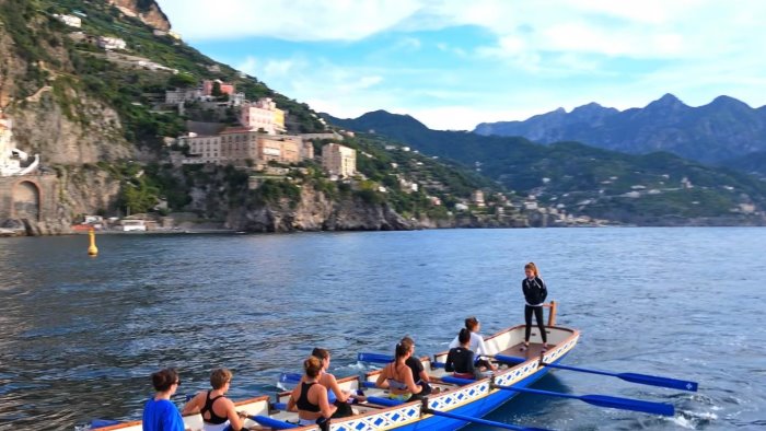 alla regata a genova esordio per l equipaggio tutto femminile di amalfi