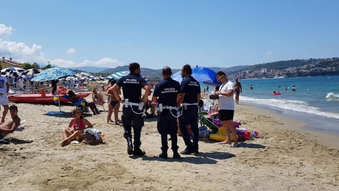 agropoli agente aggredito a ferragosto il plauso del sindaco