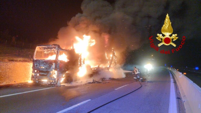 camion in fiamme nella notte fumo e paura in a16