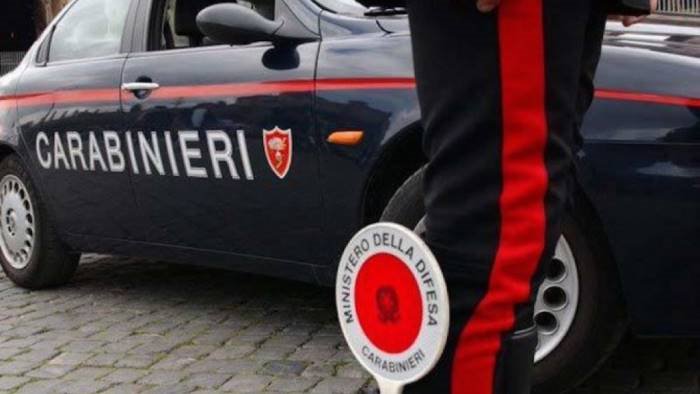 rubo borsello e cellulare da un furgone arrestato 50enne