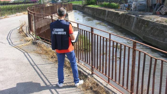 inquinamento nel fiume sarno sequestrate due aziende