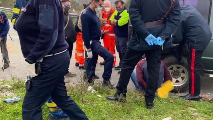 auto danneggiate e pietre contro i passanti arrestato