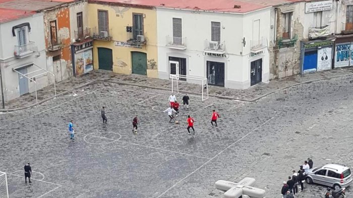 napoli e la zona rossa partitella di calcio a piazza mercato