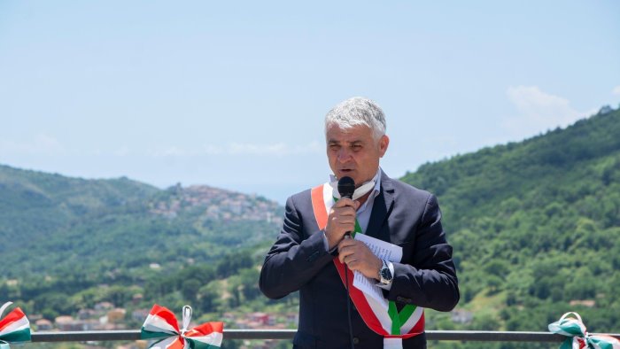 camerota sindaco dona stipendio per le palestre delle scuole