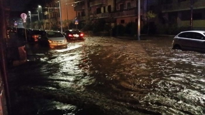 auto con mamma e bimbi sott acqua salvati da camionista