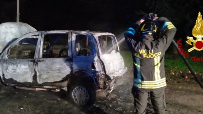 auto in fiamme a montoro sul posto carabinieri e caschi rossi