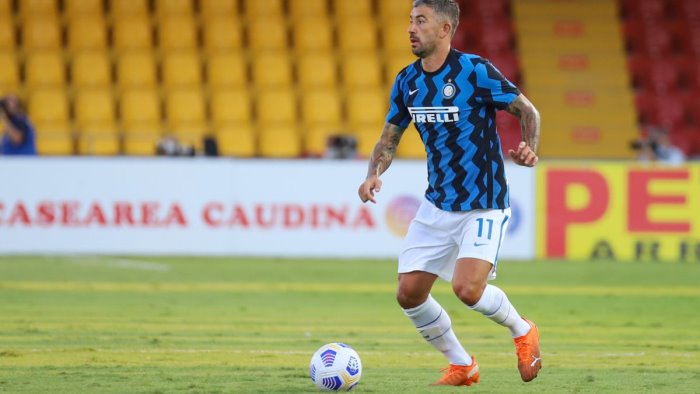 altra tegola per l inter kolarov positivo al coronavirus