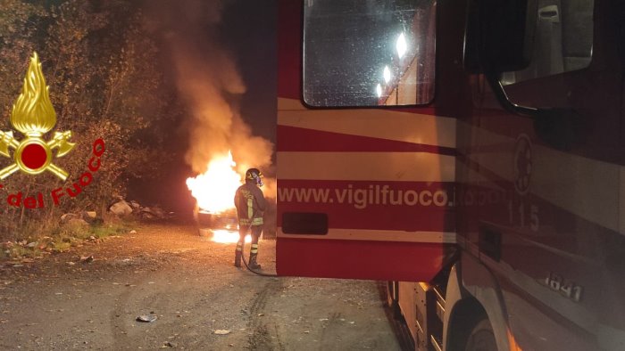 auto in fiamme mentre guida paura per un uomo ad avellino