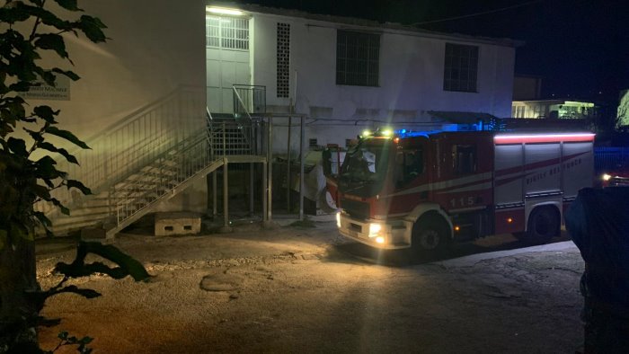 incendio in una conceria carabinieri e caschi rossi in azione