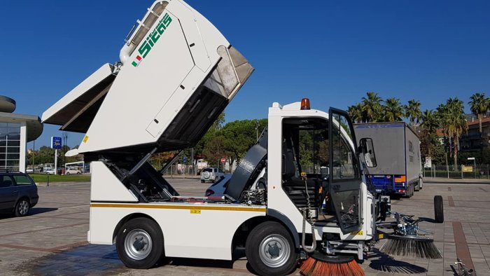 un autospazzatrice in dotazione al comune di agropoli