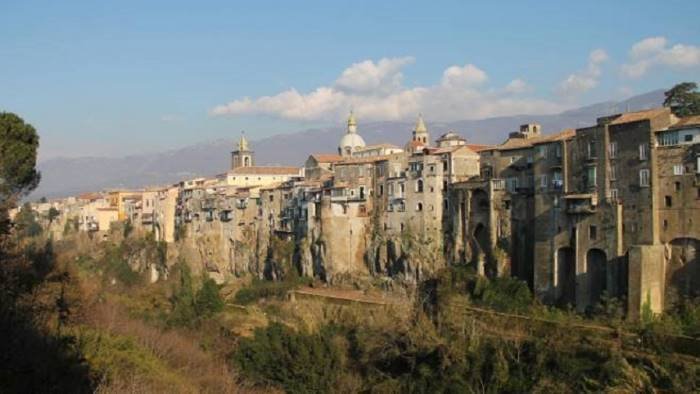 sant agata una panchina rossa contro violenza sulle donne