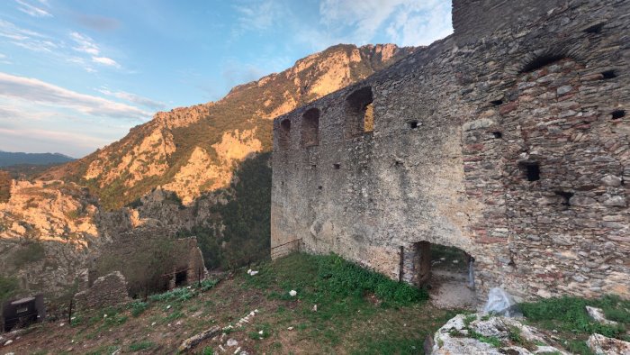 centola sotto le rovine del castello sei tombe di bambini