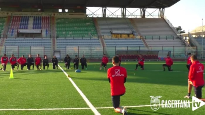 casertana squadra e staff in ginocchio per maradona