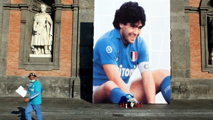 serie a lutto al braccio e applauso al 10 per maradona