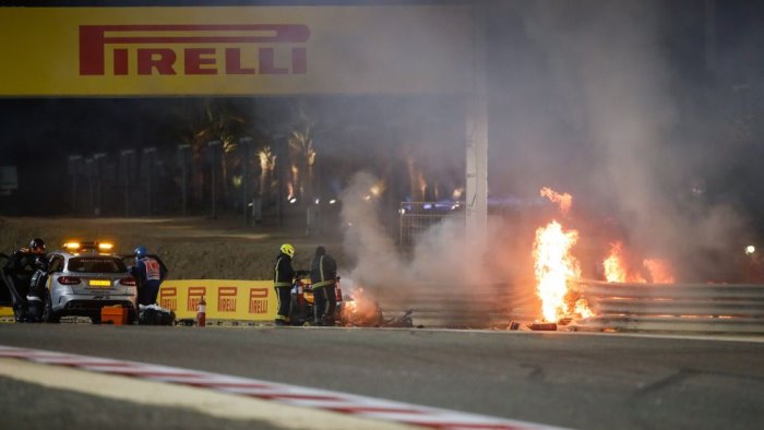 haas di grosjean a fuoco in bahrain pilota in salvo