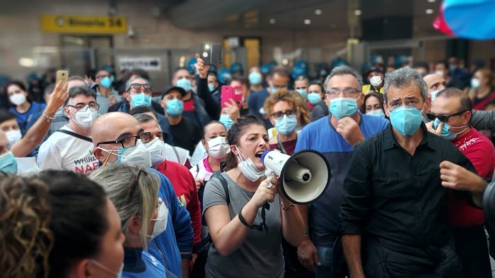 gli operai della whirlpool occupano la stazione centrale