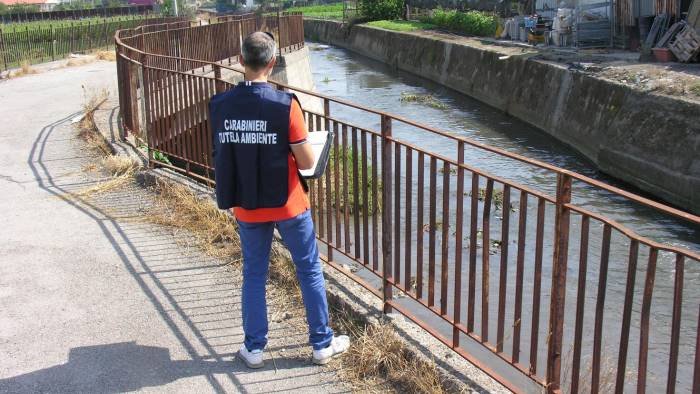 reflui domestici nel fiume sarno scattano i controlli