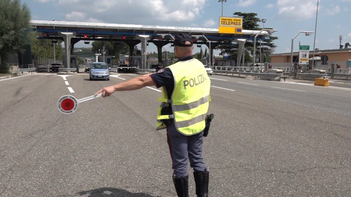 ubriaco alla guida causa incidente sull a16 denunciato