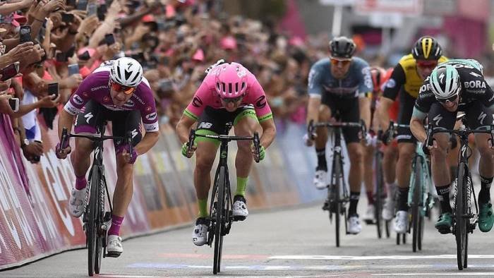 urlo terroni durante giro d italia ciclista chiede scusa