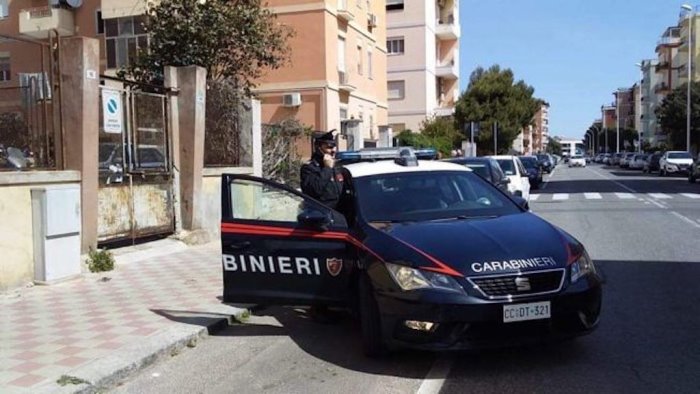 violano coprifuoco e bruciano tricolore a cagliari