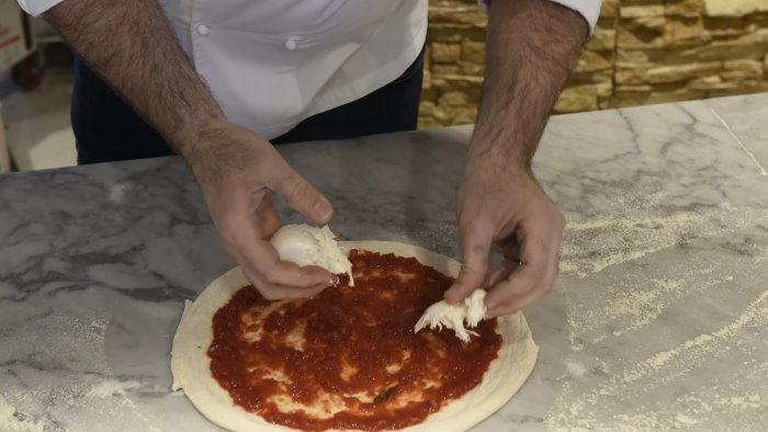 i pizzaiuoli lanciano la campana per la pizza a domicilio