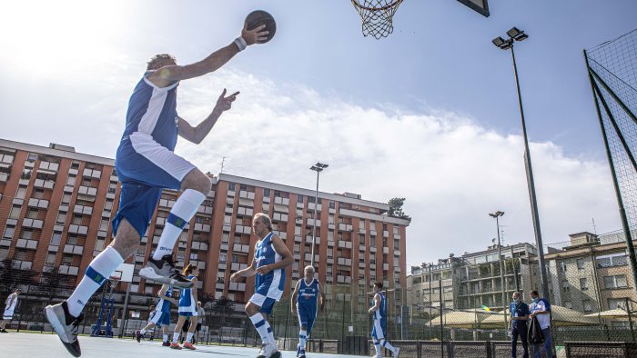 gentile salute e importante ma il covid non fermi il basket