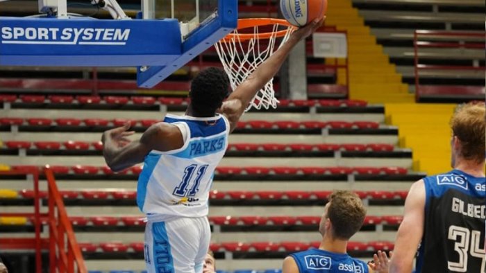 basket napoli batte latina nell ultimo match di supercoppa