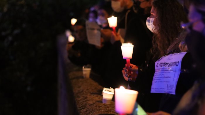 il corteo funebre per il fiume sarno i veleni ci uccidono ora basta