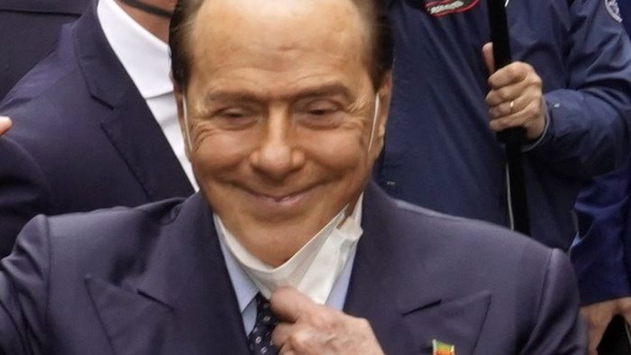 berlusconi draghi resti premier irresponsabile interrompere