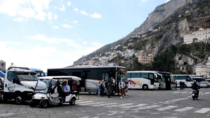 spillano 200 euro ai turisti stranieri per un tour della costiera presi