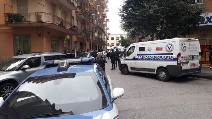 salerno assalto al portavalori aggredito vigilantes banditi in fuga