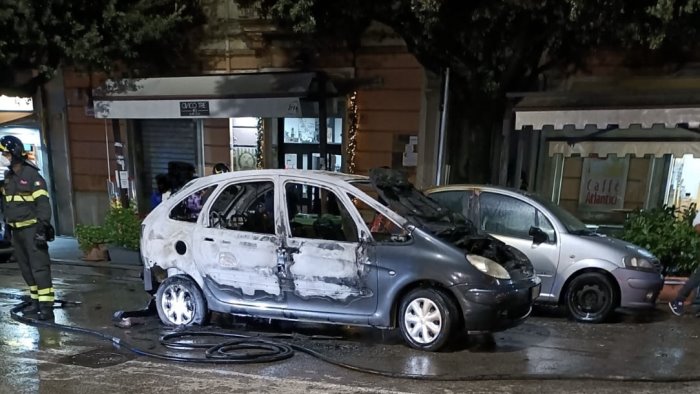 auto in fiamme in pieno centro a benevento