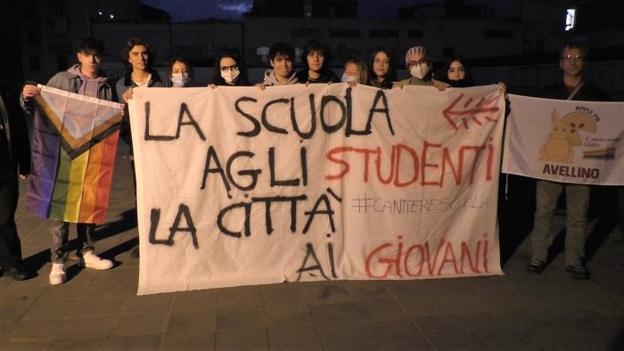 la scuola agli studenti la citta ai giovani l uds si riprende l eliseo