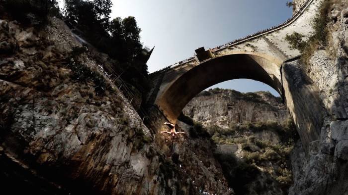 scomparso in mare continuano ricerche del 24enne lanciatosi dal ponte di furore