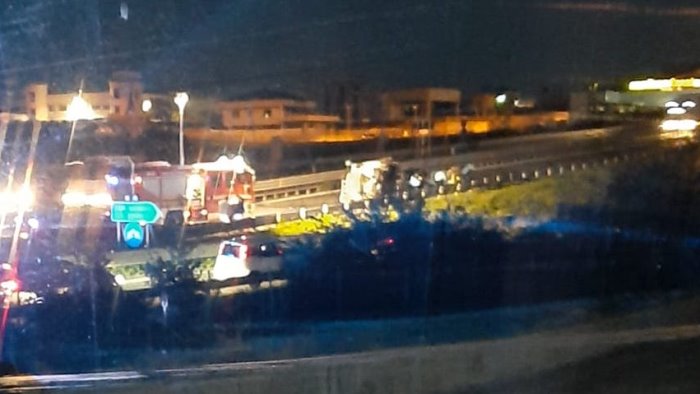 scontro sul raccordo a09 benevento san giorgio del sannio furgone si ribalta