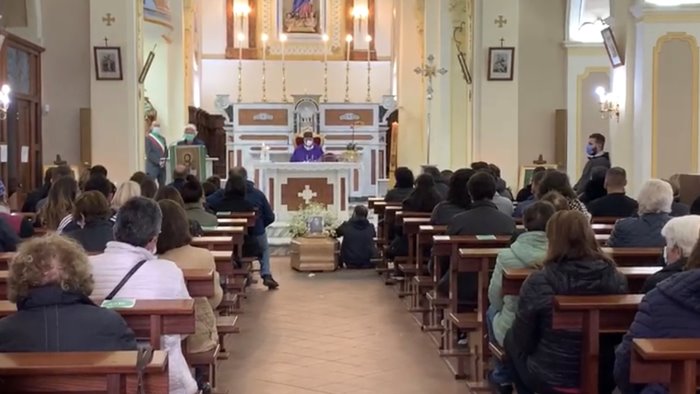 cilento lacrime e dolore per i funerali di antonietta e della piccola sharon