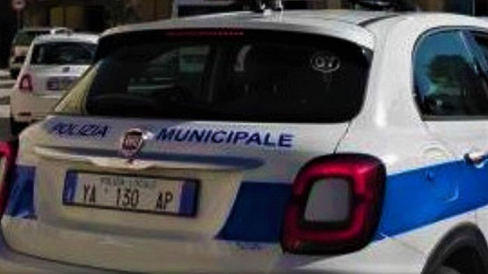 infastidisce alcune persone e poi si scaglia contro gli agenti denunciato