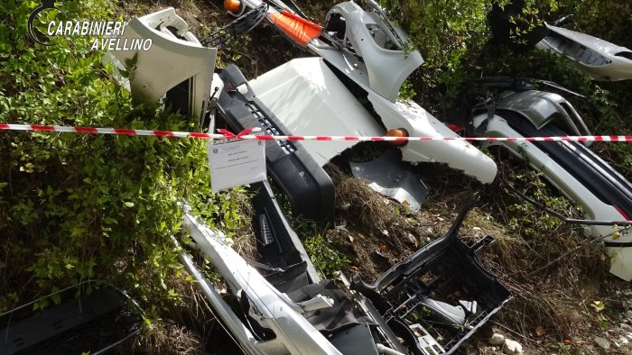 pezzi di auto abbandonate sulle sponde del fiume calore coppia denunciata