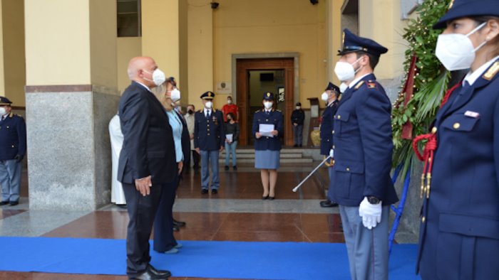 salerno anche la polizia ricorda i suoi caduti