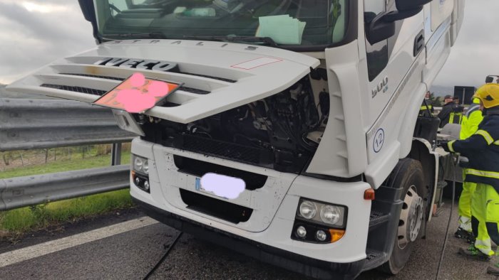 camion in fiamme due squadre antincendio in autostrada evitano il peggio