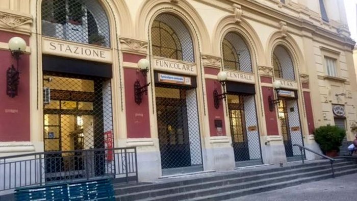 napoli funicolare centrale ancora uno stop per un guasto