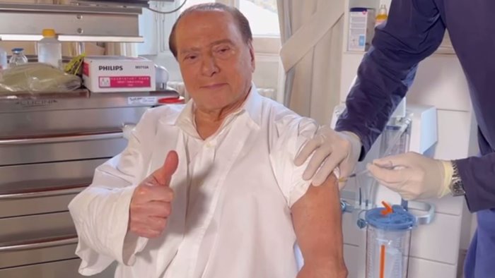 covid berlusconi riceve la terza dose di vaccino