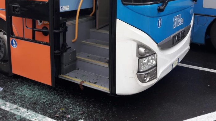 ancora violenze a bordo dei bus sassi e bottigliate contro due dipendenti