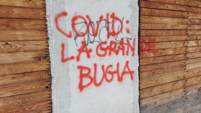 avellino scritte no vax lungo il corso vittorio emanuele caccia agli autori