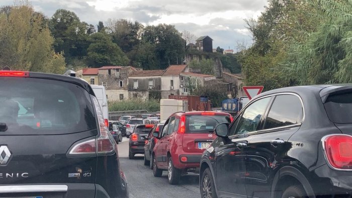 incidente e olio sulla carreggiata agli ex caselli salerno paralizzata