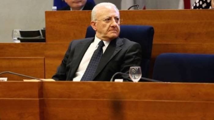 de luca il governo dorme in piedi o responsabilita o nuove chiusure