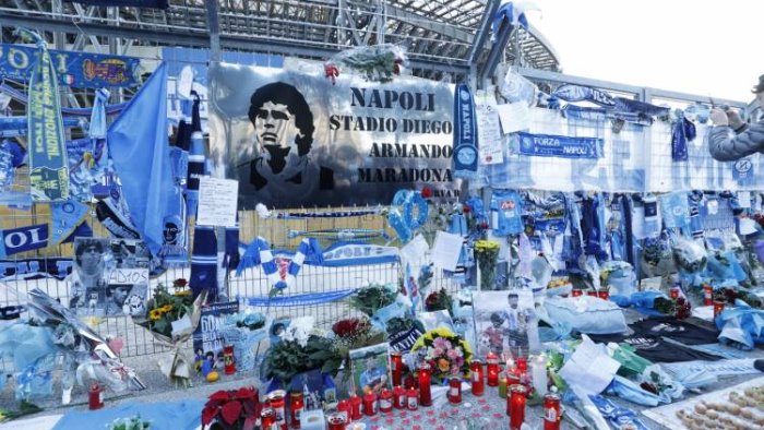 napoli si prepara a commemorare maradona ad un anno dalla sua morte