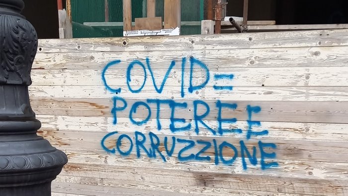 avellino nuove scritte no vax lungo il corso i vandali tornano in azione